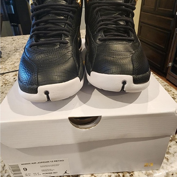 Woman’s air Jordan 12 retro reptile - Picture 3 of 4